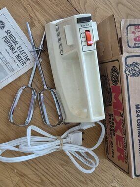 Vintage GE electric hand mixer - Exec. condition - Almond color